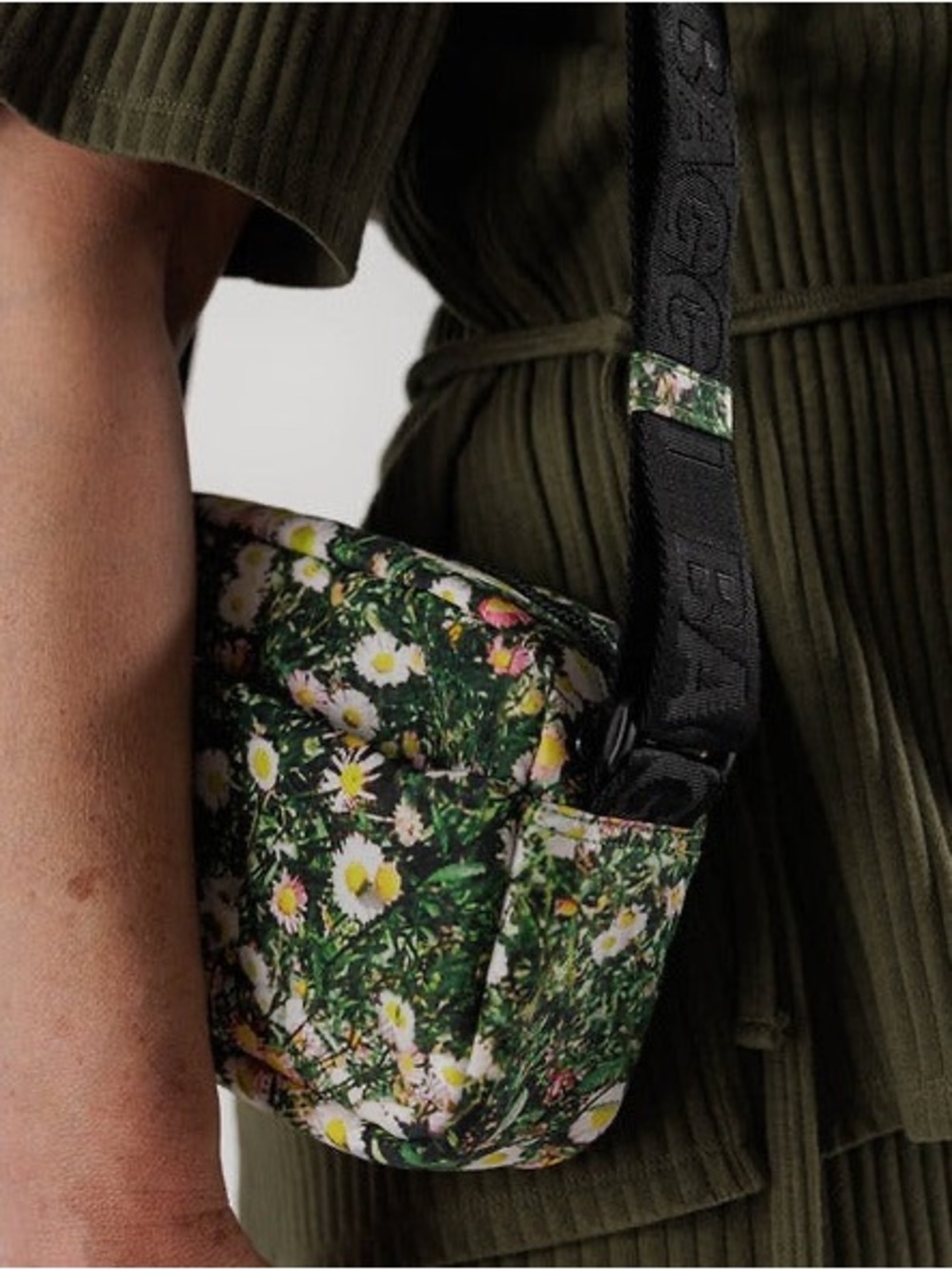BAGGU Crossbody Camera Bag in Daisy
